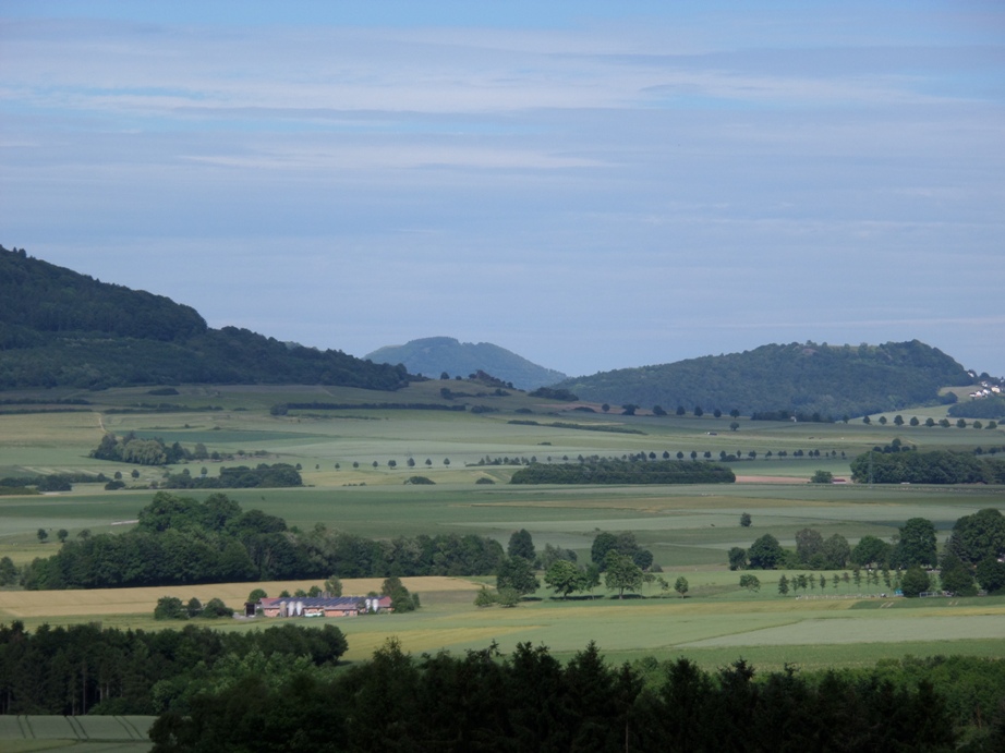 Links: Ausläufer des Isthaer Berges  -  Rechts: Burghasunger Berg  -  Im Hintergrund: Hoher Dörnberg